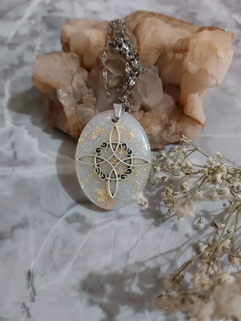 MEDALLON NUDO DE BRUJA ( PIEZA UNICA)