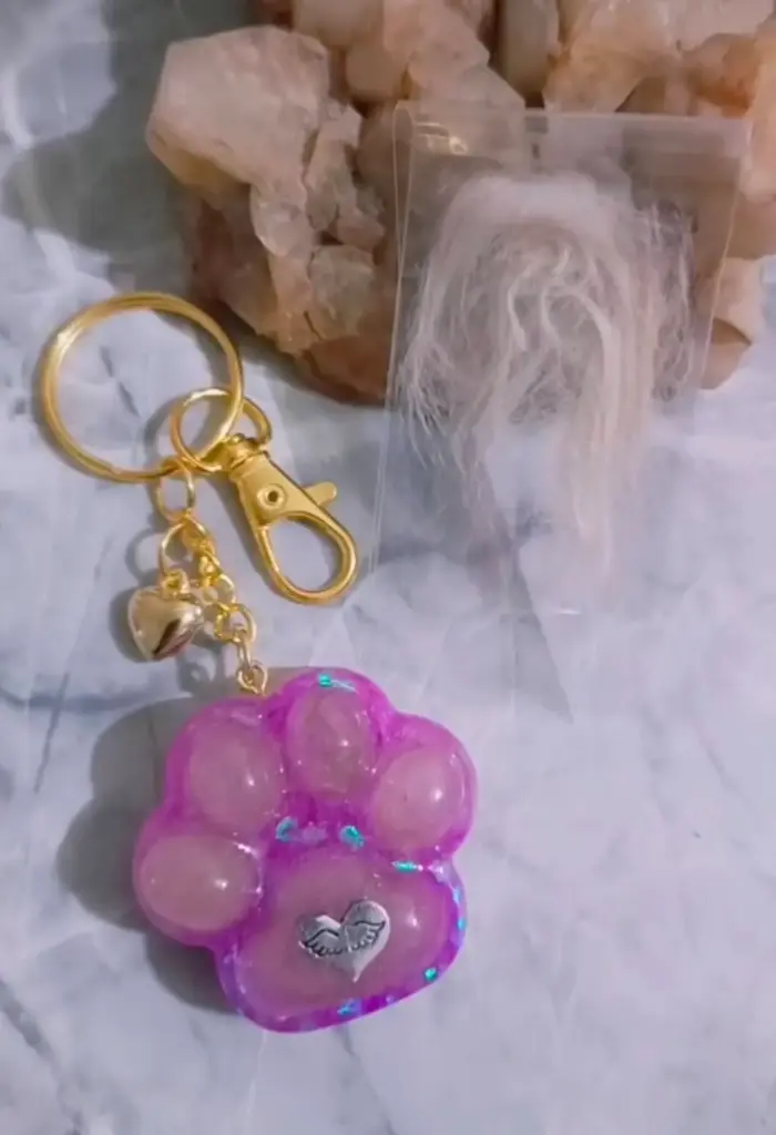 Llaveros de Patitas Hechos en Resina con Pelitos de Mascota.