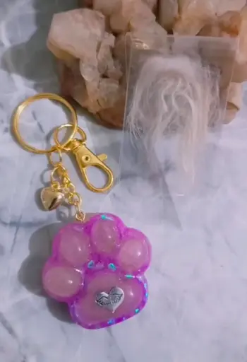 Llaveros de Patitas Hechos en Resina con Pelitos de Mascota.
